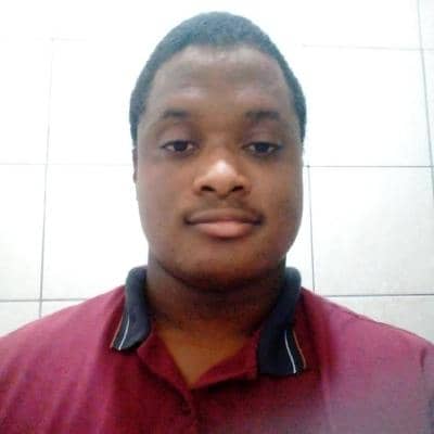 Foto do criador da página, usando uma camisa polo vermelha que tem uma gola preta.